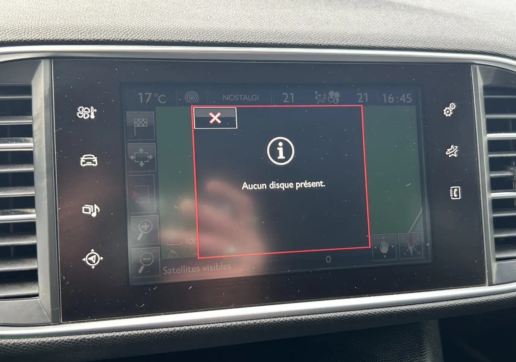Écran central tactile du tableau de bord de la Peugeot 308 noir, affichant un message "Aucun disque présent".