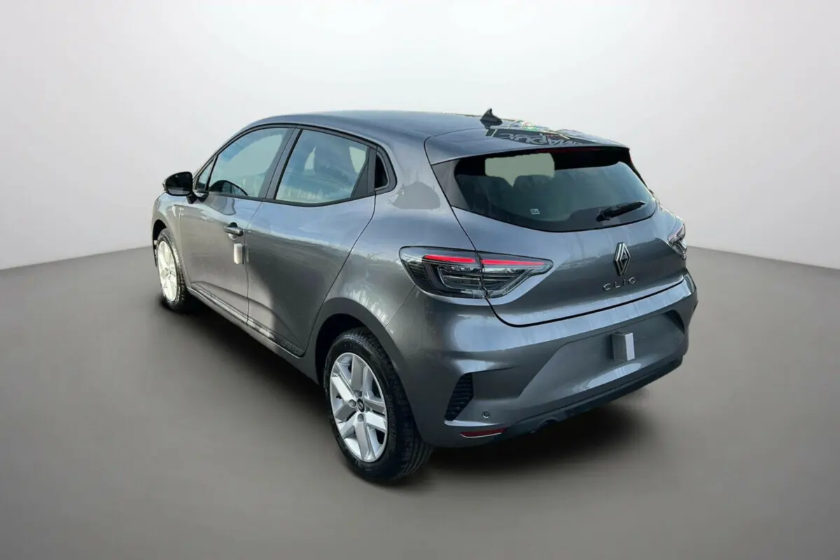 Renault Clio gris schiste vue 3/4 arrière droit, feux LED et jantes alliage visibles sur fond neutre.