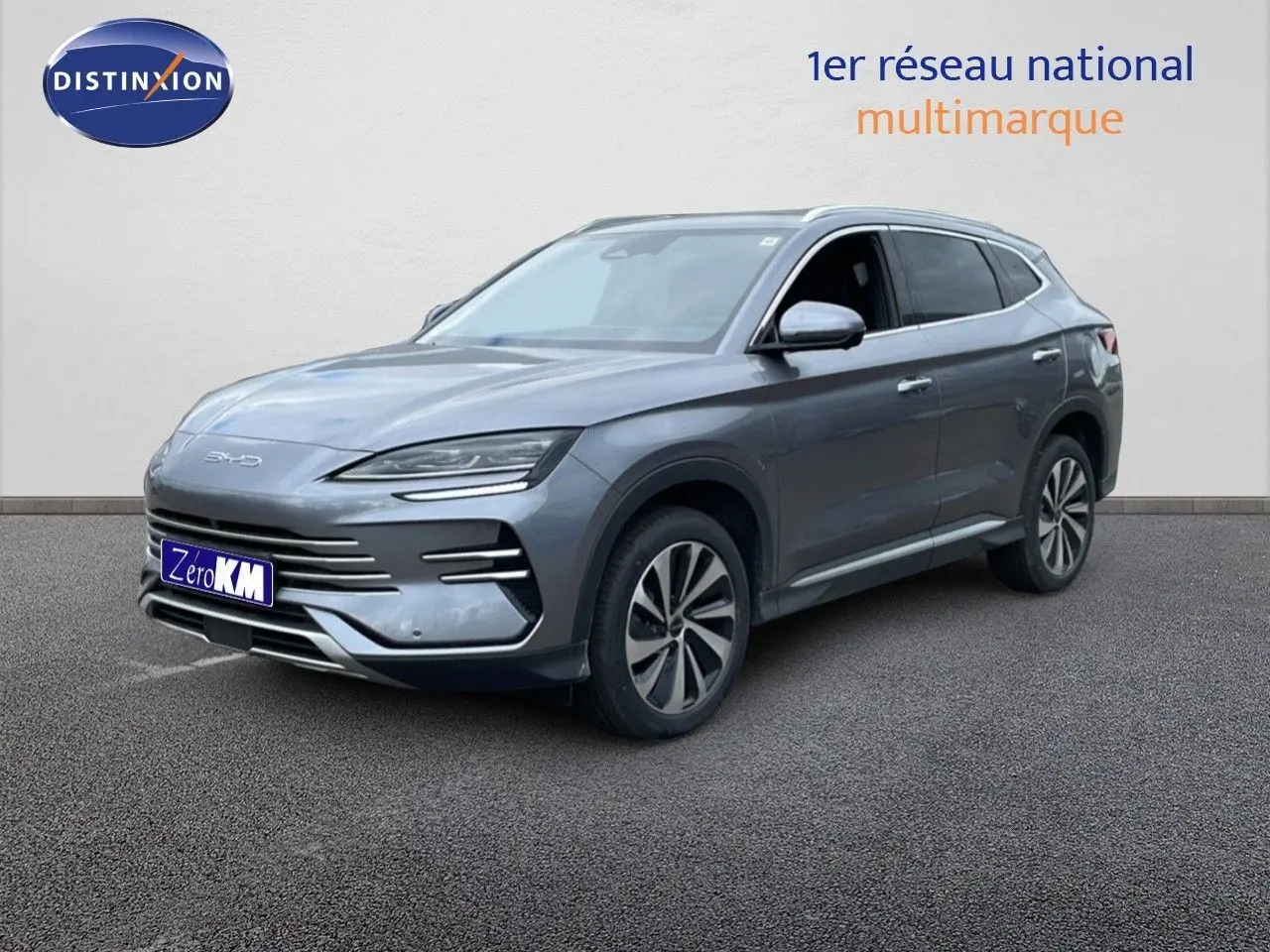 Vue 3/4 avant du SUV BYD SEAL U gris métallisé, soulignant ses lignes modernes et ses jantes distinctives.