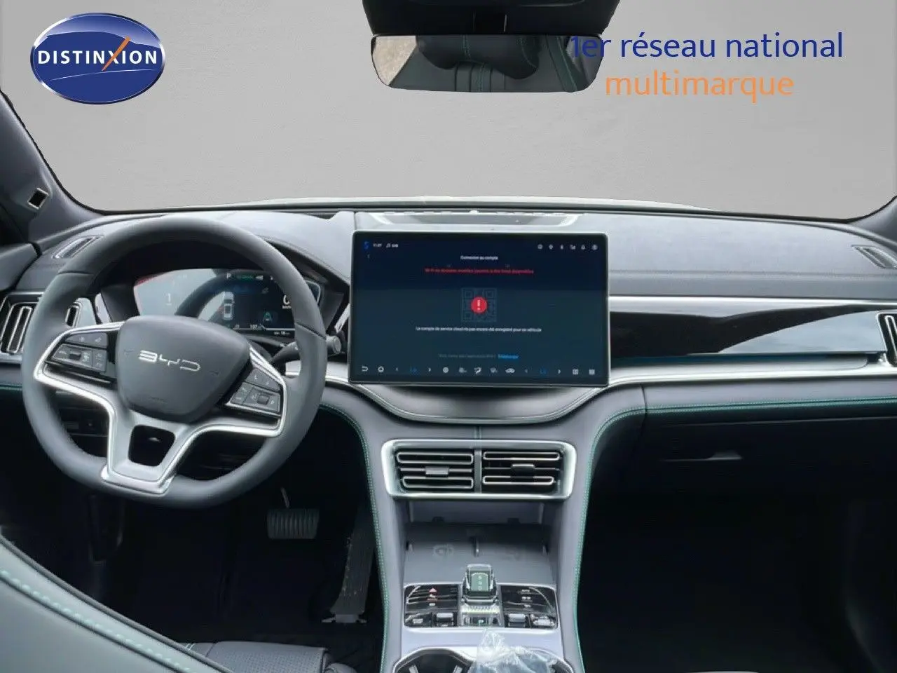 Vue intérieure avant du tableau de bord du BYD SEAL U 2026 avec écran tactile central et volant multifonction noir.