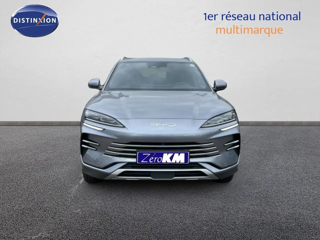 Vue avant du SUV BYD SEAL U 2026 en gris métallisé, avec calandre horizontale et phares LED fins.
