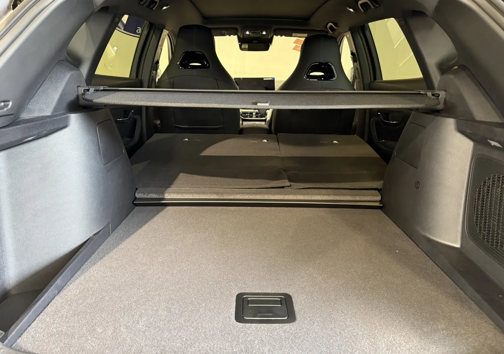 Vue intérieure du coffre du BYD SEAL U 2026 avec banquette arrière rabattue et sellerie noire visible depuis l'arrière.