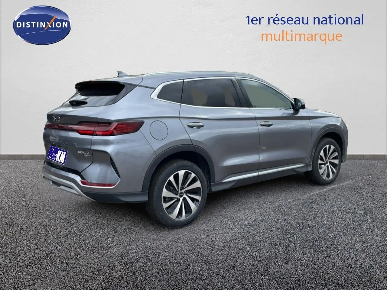 Vue 3/4 arrière droite du SUV BYD SEAL U hybride rechargeable en gris métallisé avec jantes bi-ton et feux arrière LED.
