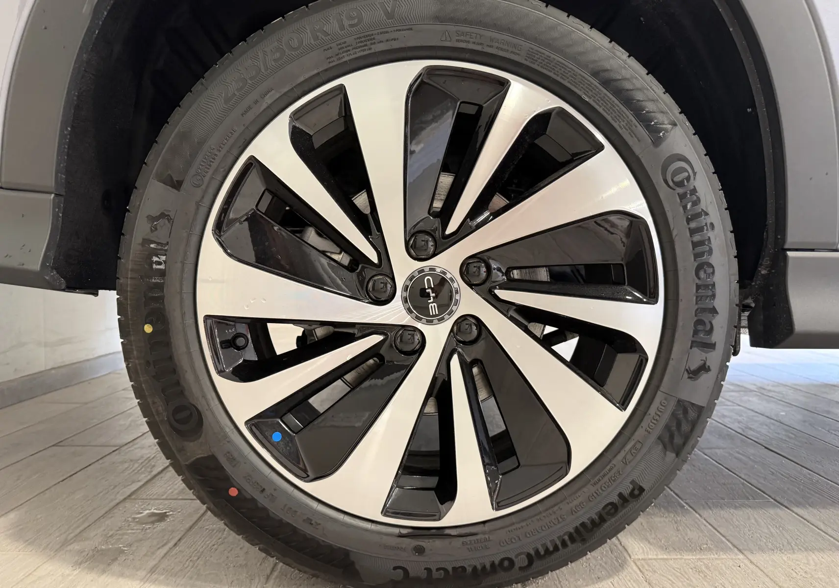 Gros plan sur la roue avant droite du BYD SEAL U 2026, jante bicolore noir et argent avec pneu Continental.