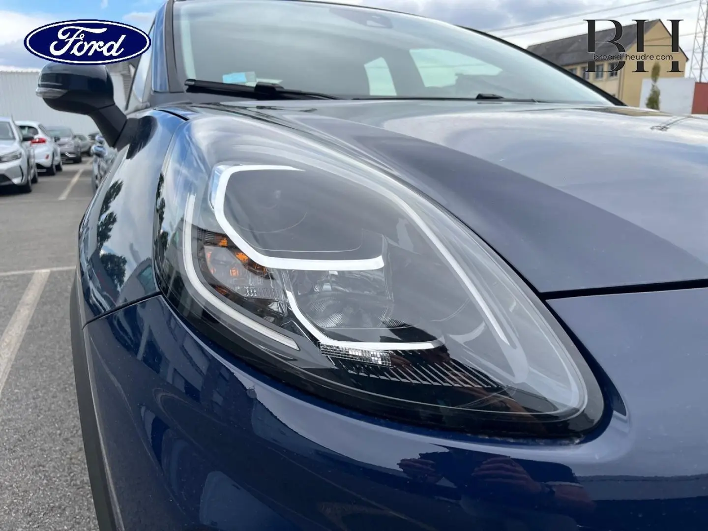 Gros plan sur le phare avant gauche du Ford Puma bleu Abysse 2023, soulignant les détails LED et la carrosserie brillante.