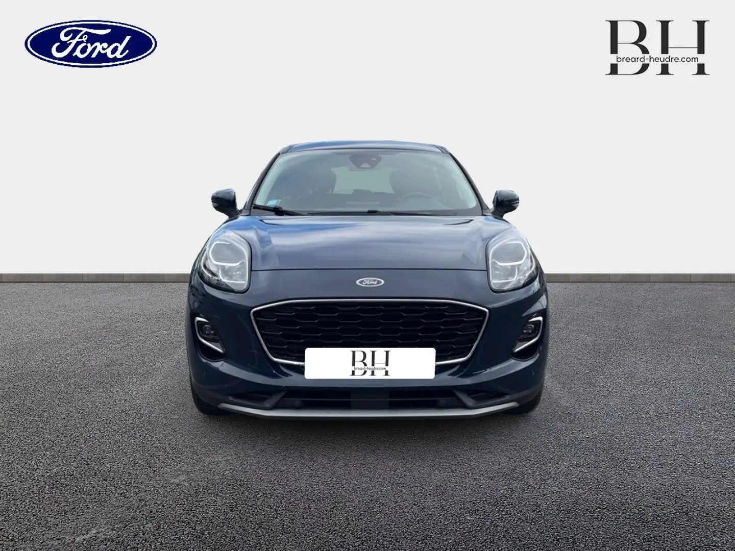 Vue frontale d'un Ford Puma 2023 bleu Abysse avec calandre noire et feux LED arrondis.