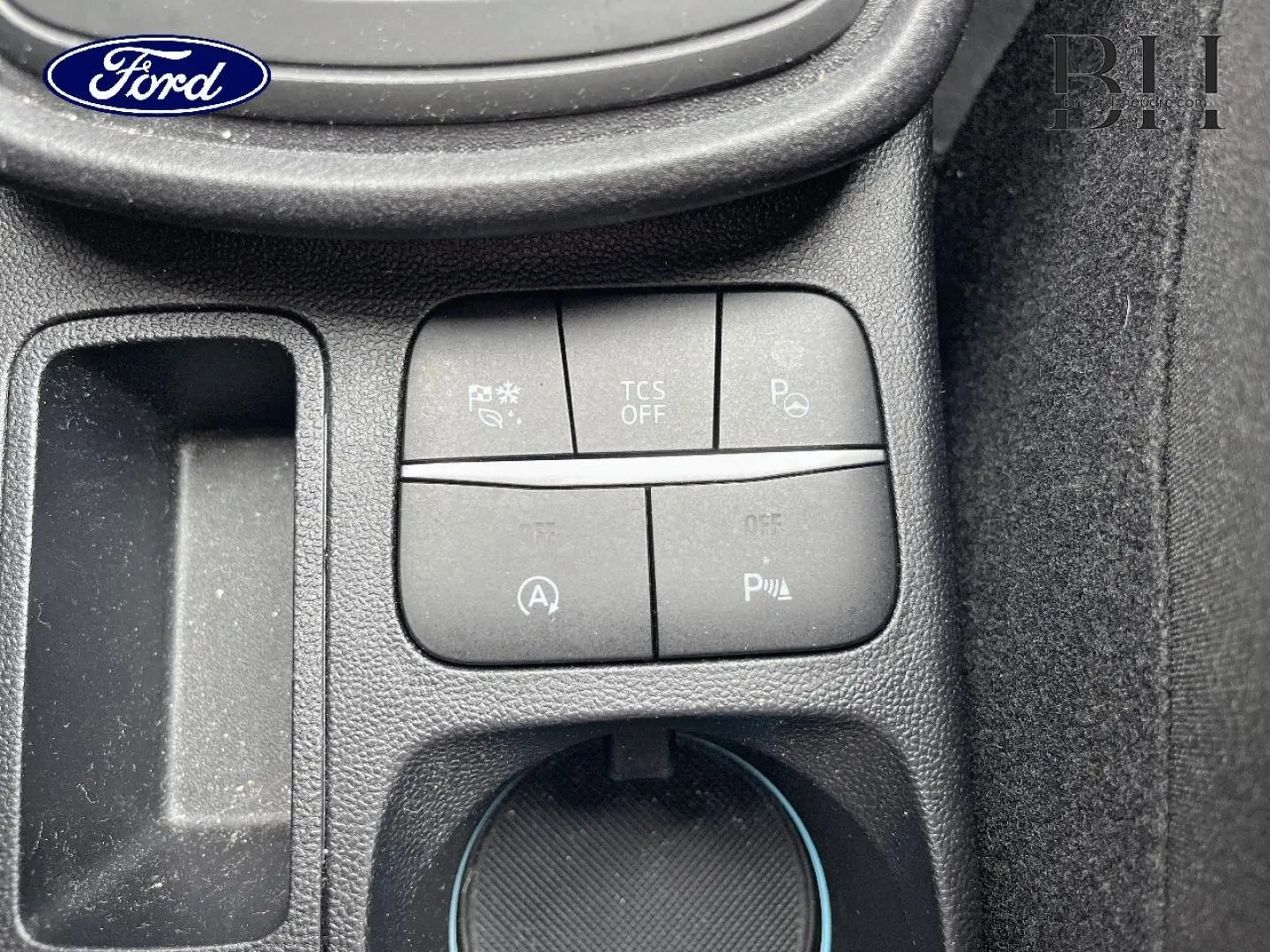 Gros plan sur les commandes de la console centrale du Ford Puma 2023, avec boutons de parking et assistance au démarrage.