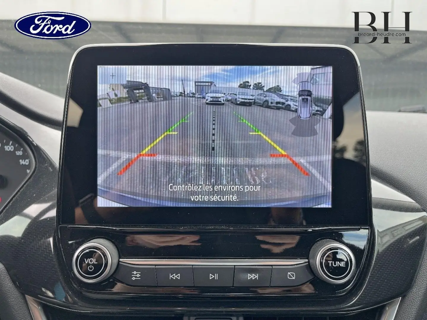 Écran tactile central du Ford Puma 2023 montrant la caméra de recul avec lignes de guidage colorées.