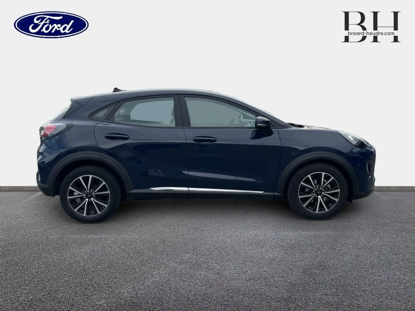 Vue de profil côté gauche du Ford Puma 2023 bleu Abysse avec jantes alliage 17 pouces et détails noirs.