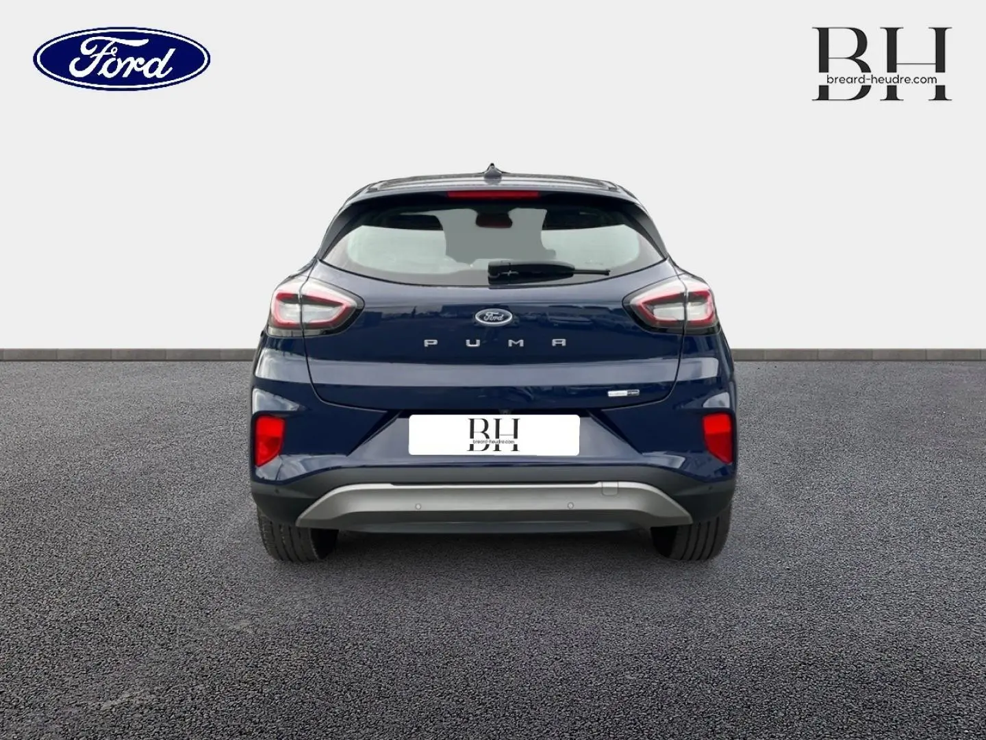 Vue arrière d'un Ford Puma bleu Abysse 2023 avec feux LED et becquet arrière distinctif.