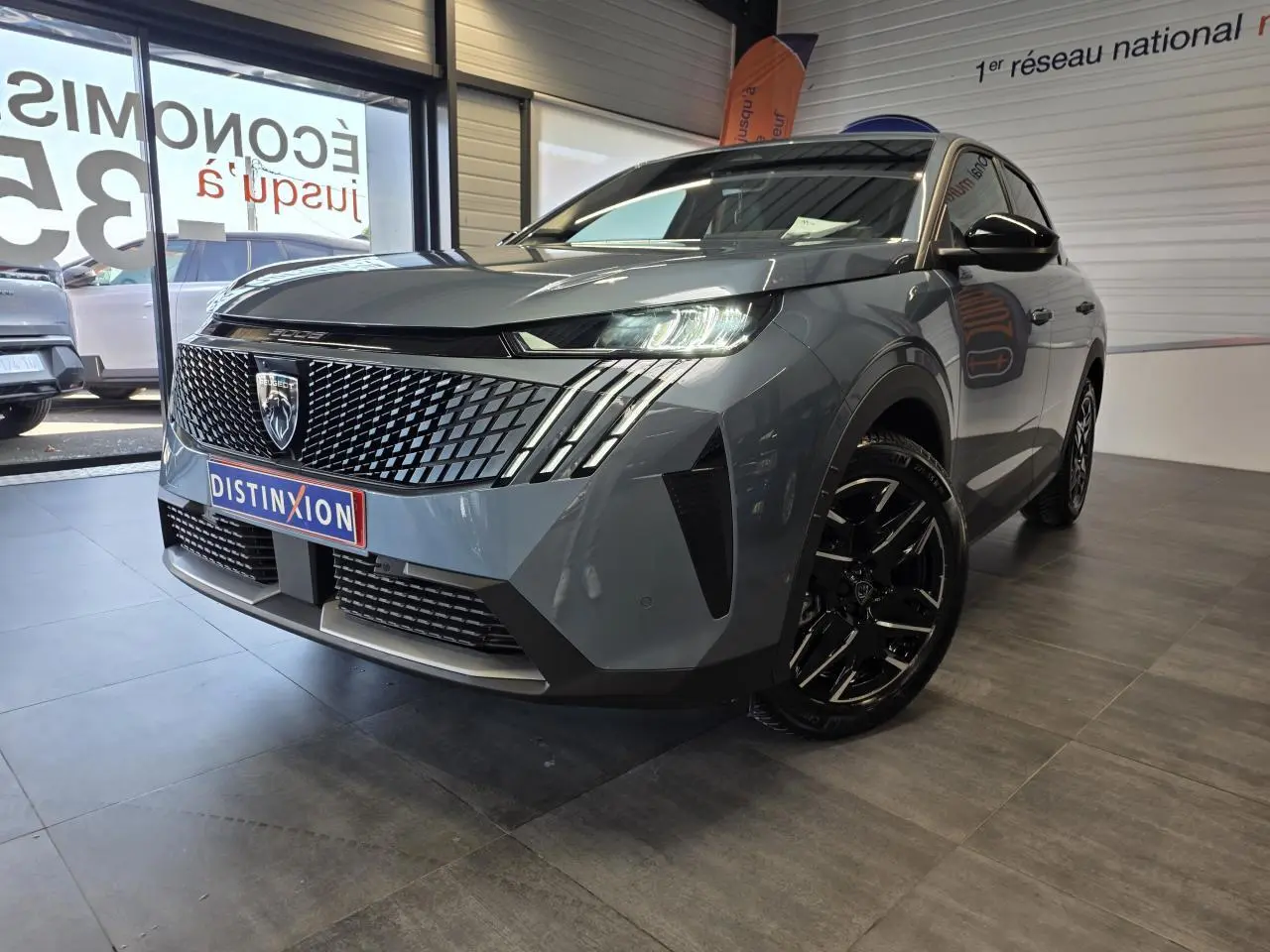 Peugeot 3008 bleu clair en 3/4 avant droit, avec calandre noire à motif diamanté et jantes alliage noires brillantes.