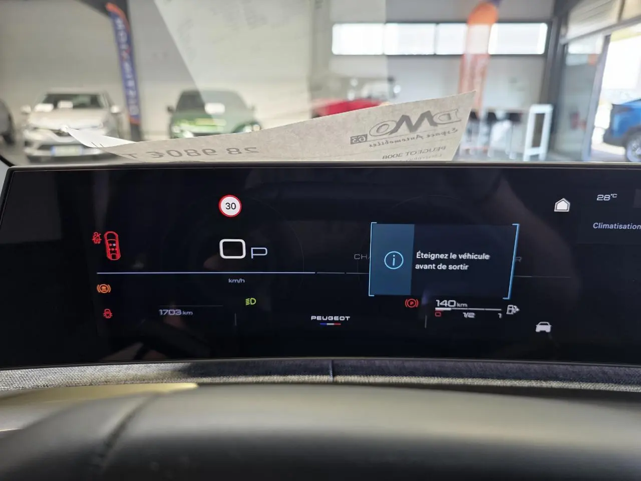 Tableau de bord numérique du Peugeot 3008 hybride 2025 avec affichage d'alerte et informations de conduite.