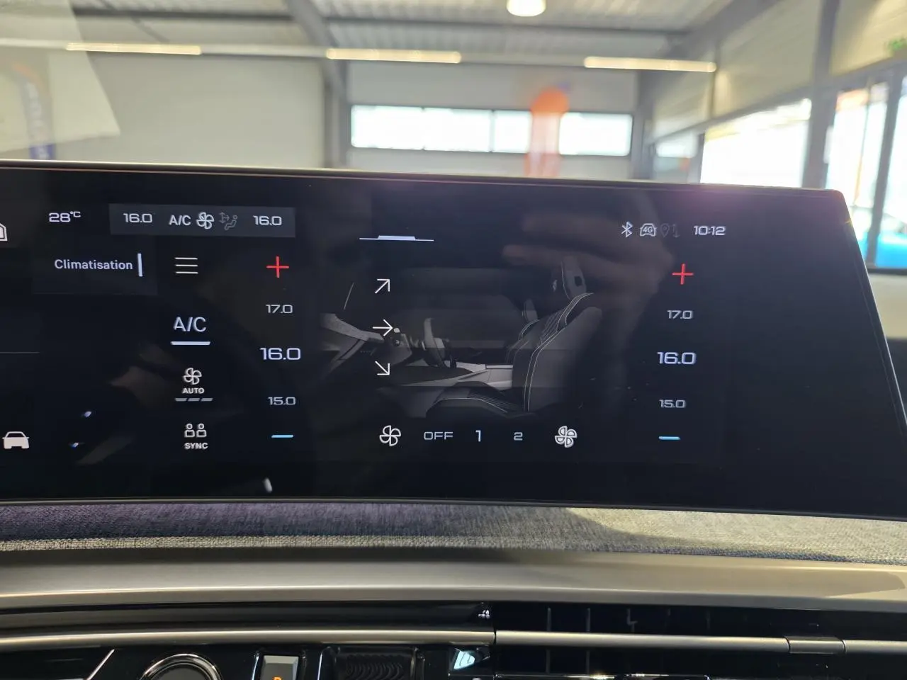 Écran tactile du tableau de bord du Peugeot 3008 Hybrid 2025 montrant les réglages de climatisation intérieure.