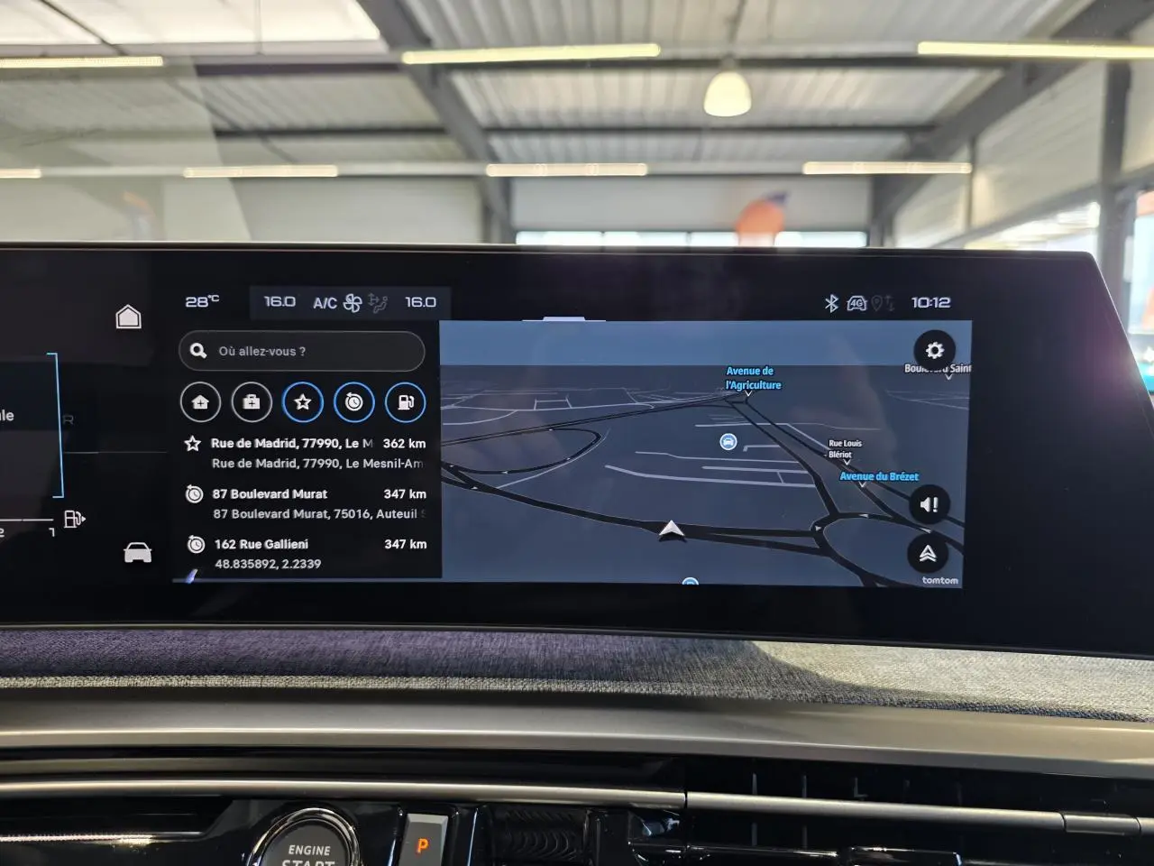 Écran tactile de navigation Peugeot i-Cockpit panoramique dans un Peugeot 3008 bleu clair, vue intérieure avant.