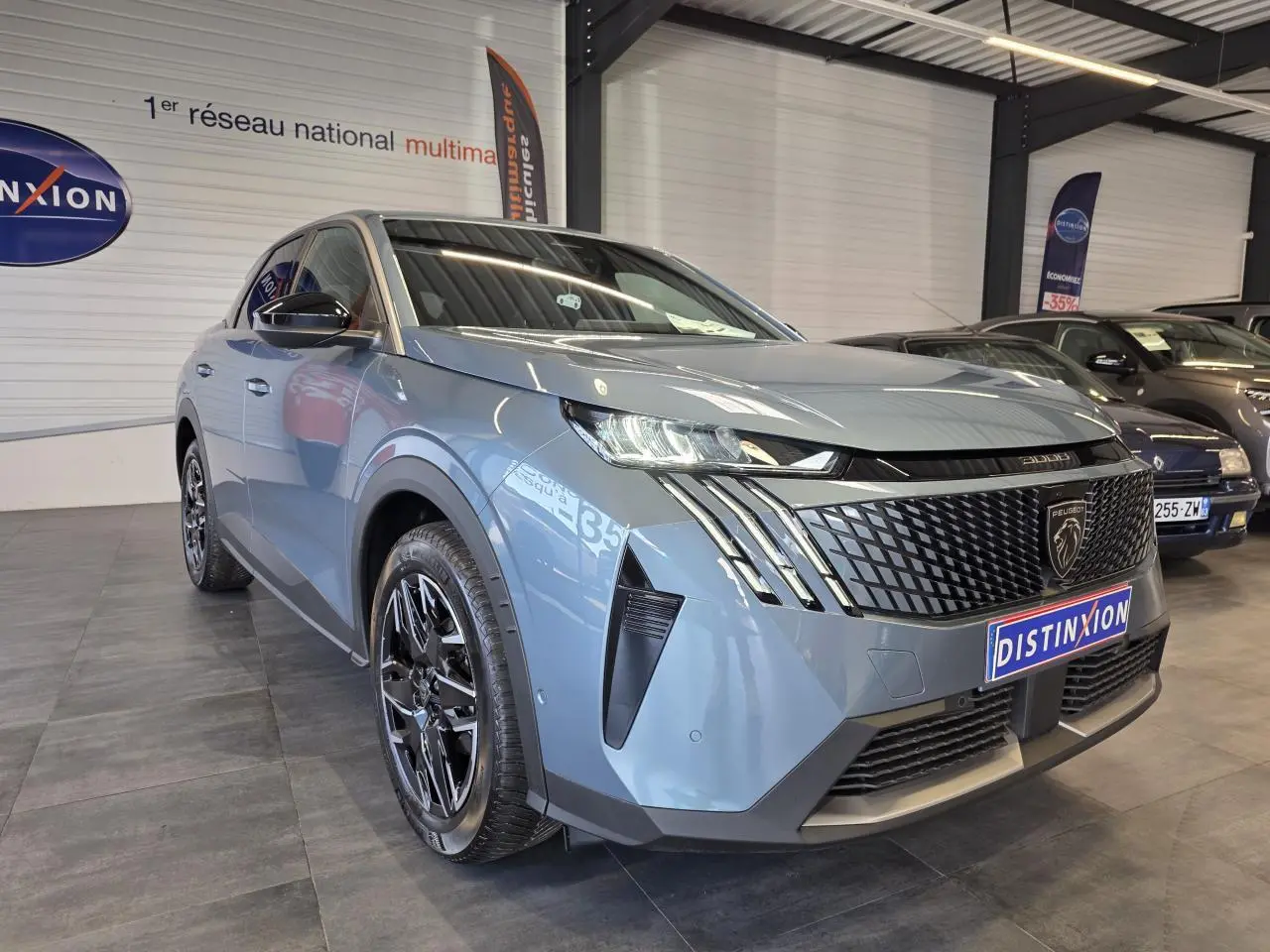 Peugeot 3008 bleu clair en 3/4 avant droit, avec calandre noire distinctive et jantes alliage 19'' diamantées.