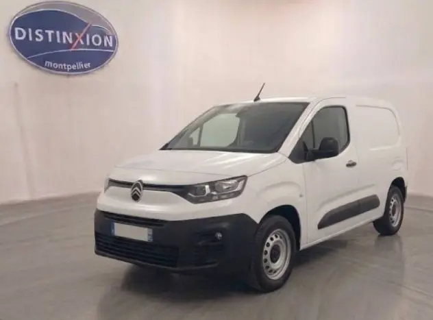 Vue 3/4 avant d’un Citroën Berlingo blanc 2026, version utilitaire diesel avec protections noires sur les portières.