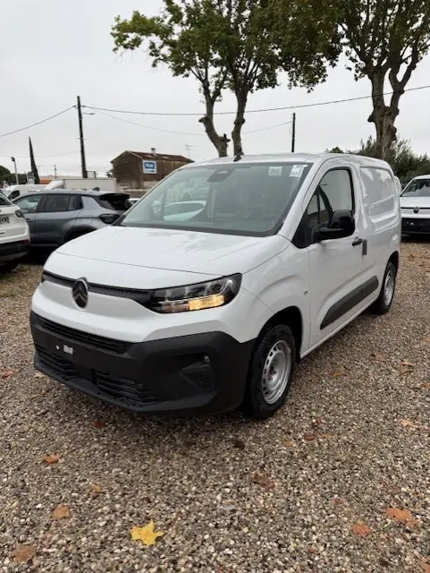 Citroën Berlingo Van Diesel blanc en 3/4 avant droit, avec calandre noire et feux allumés sur parking extérieur.