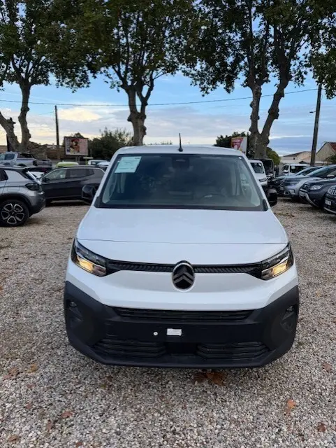 Vue de face d’un Citroën Berlingo blanc 2026 version Van M Diesel 100 ch, avec calandre noire et phares allumés.