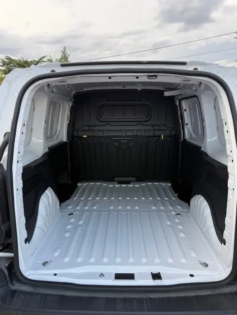 Vue intérieure arrière du Citroën Berlingo Van M Diesel blanc 2026, montrant l’espace de chargement vide et les parois métalliques.