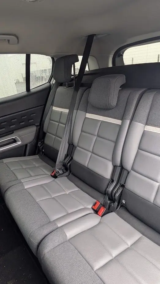 Vue intérieure côté droit des sièges arrière gris clair et tissu Alcantara du Citroën C5 Aircross 2021.