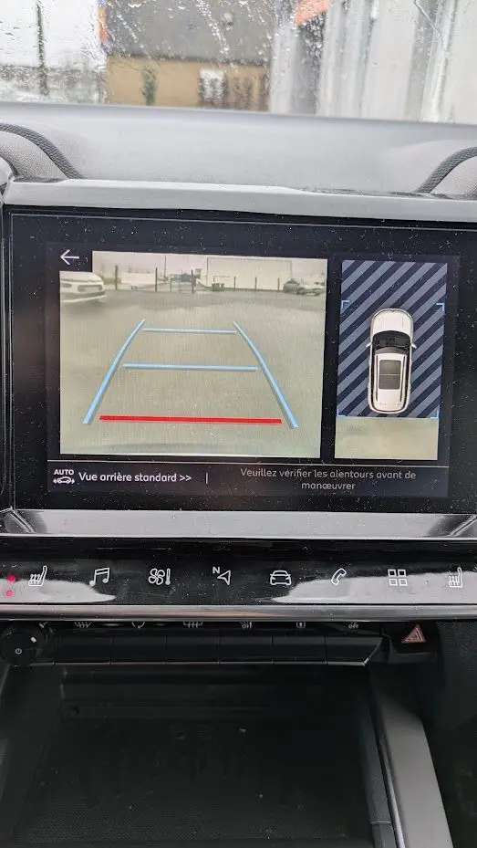 Écran tactile intérieur montrant la caméra de recul et l'aide au stationnement du Citroën C5 Aircross blanc.