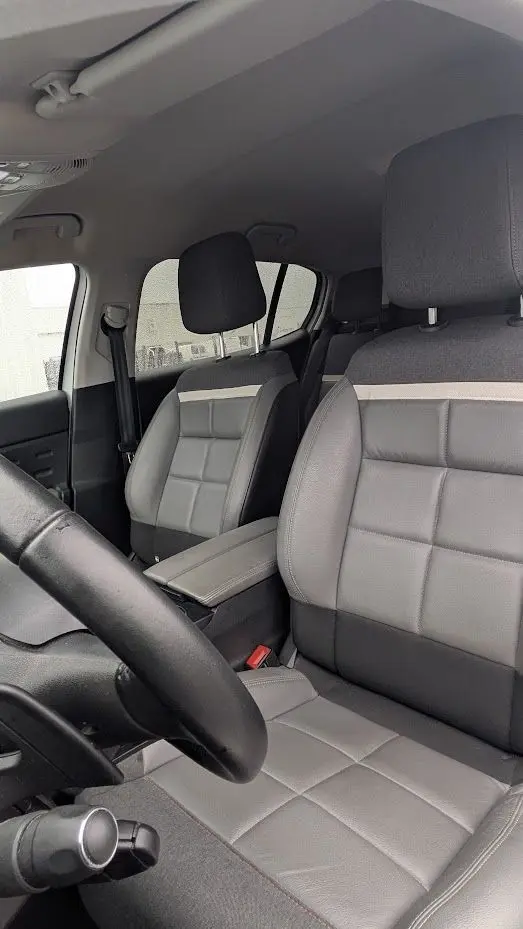 Vue intérieure côté conducteur du Citroën C5 Aircross 2021, sièges en Alcantara noir et tissu effet cuir gris.