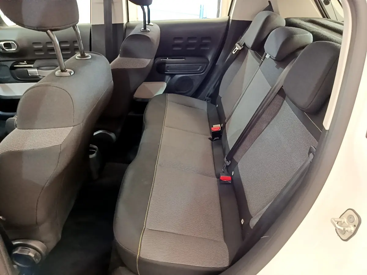 Vue intérieure côté droit sur la banquette arrière grise et noire de la Citroën C3 blanche de 2019.
