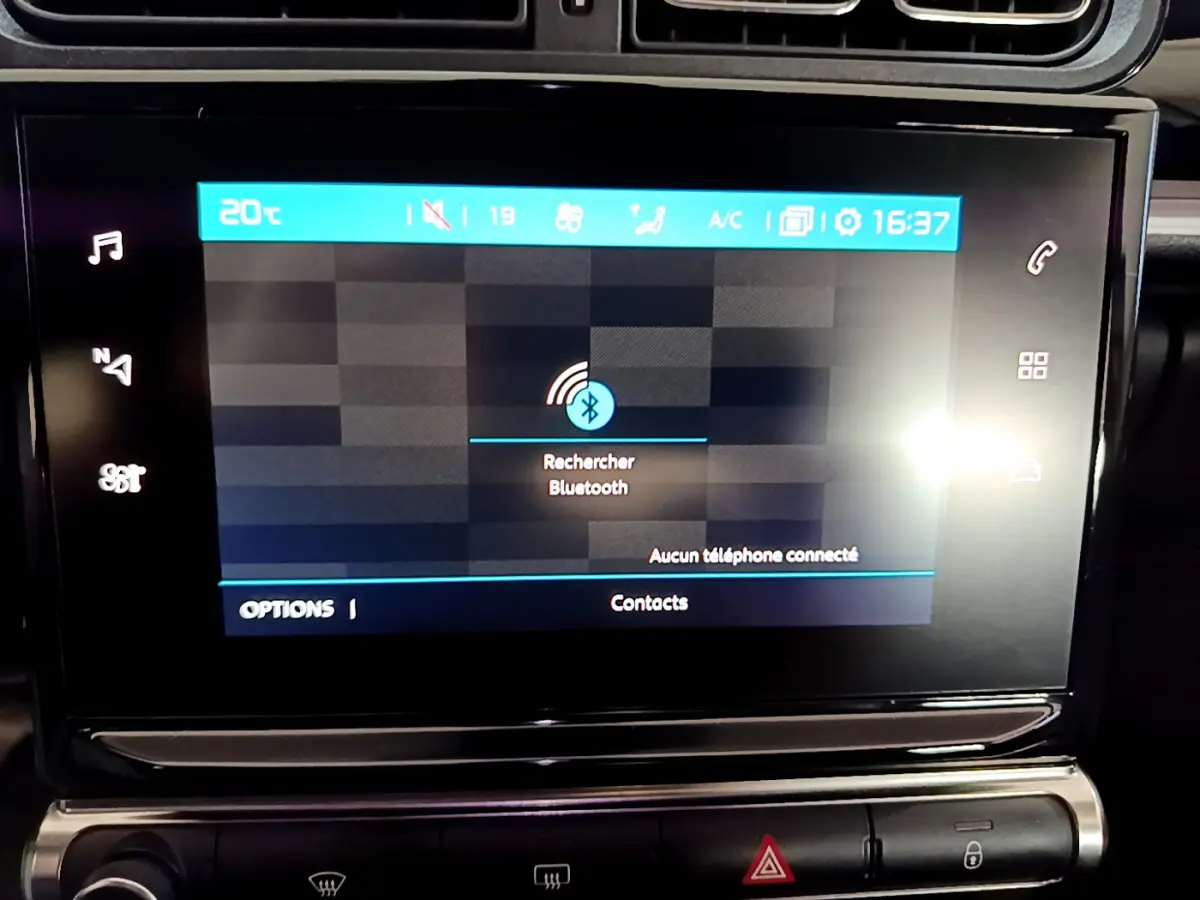 Écran tactile central de la Citroën C3 blanc 2019 affichant la recherche Bluetooth à 16h37