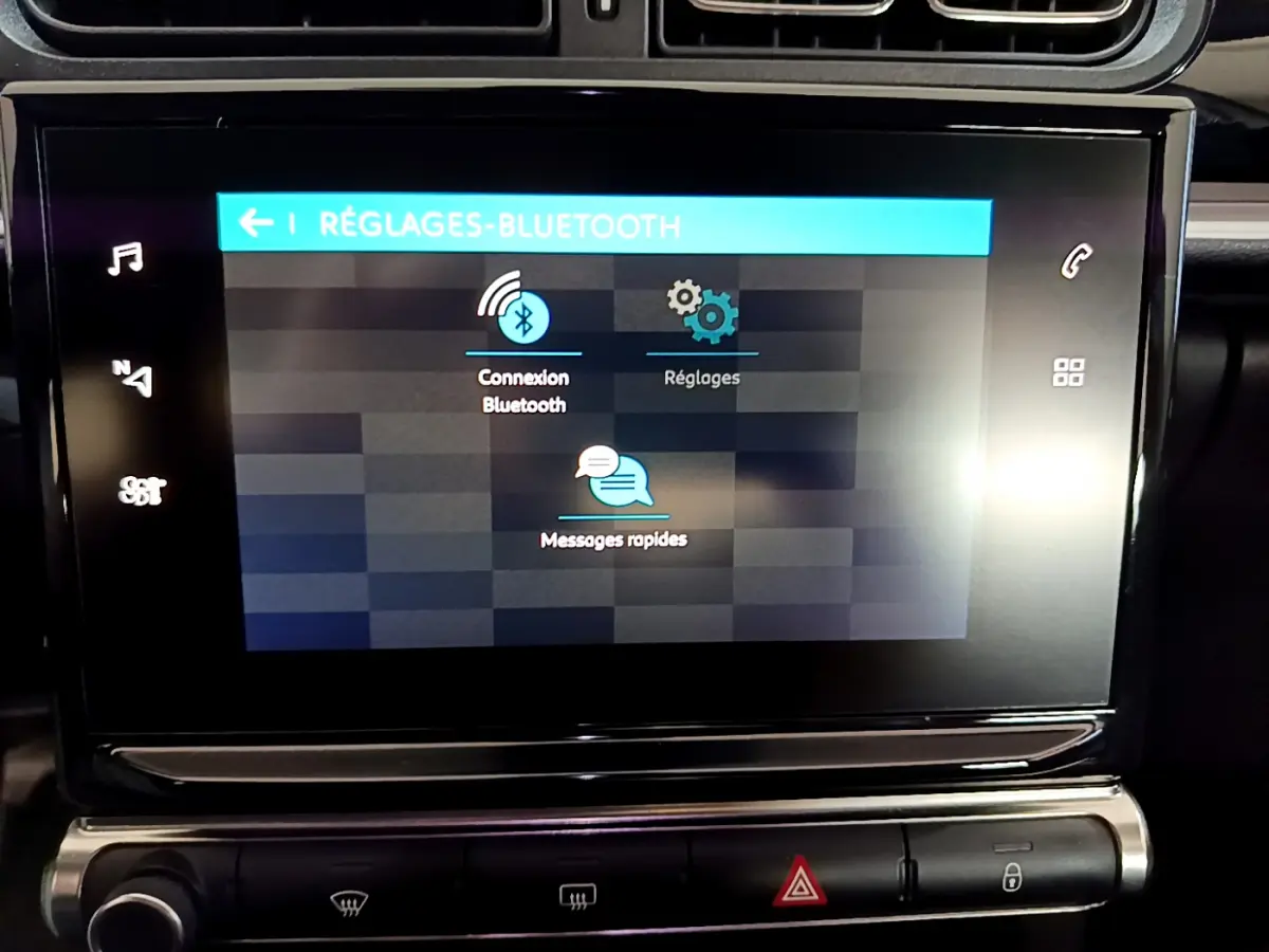 Écran tactile central affichant les réglages Bluetooth dans l'habitacle d'une Citroën C3 blanche de 2019.