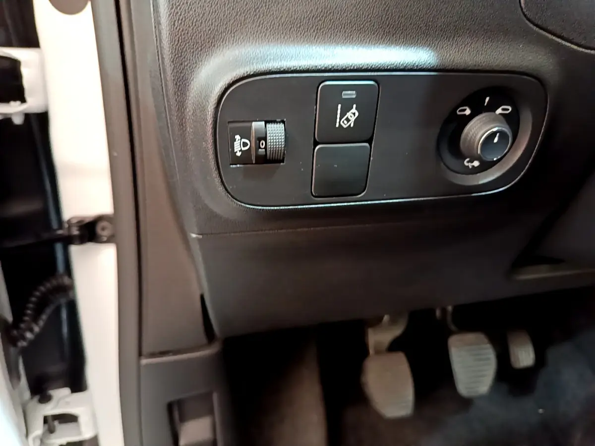 Vue rapprochée du panneau de commandes côté gauche avec réglage des phares et miroir dans une Citroën C3 blanche 2019.