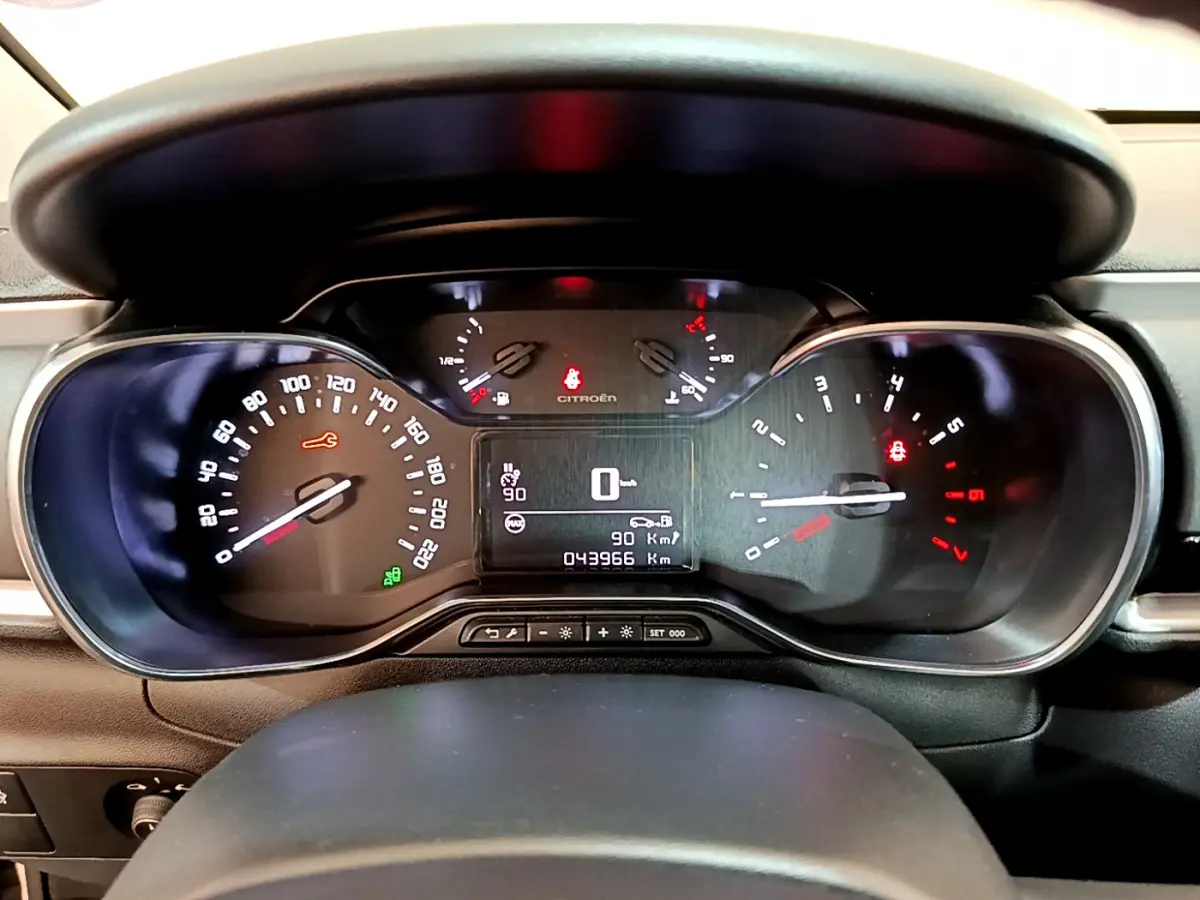 Tableau de bord de Citroën C3 2019 PureTech 110, affichage numérique et compteurs analogiques vus de face.