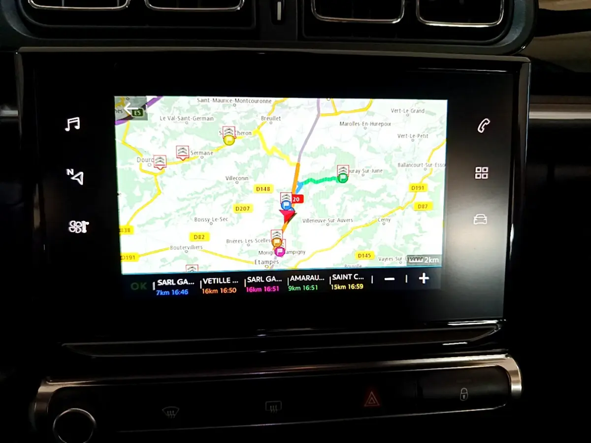 Écran tactile de navigation 7 pouces affichant une carte, intégré au tableau de bord noir d'une Citroën C3.