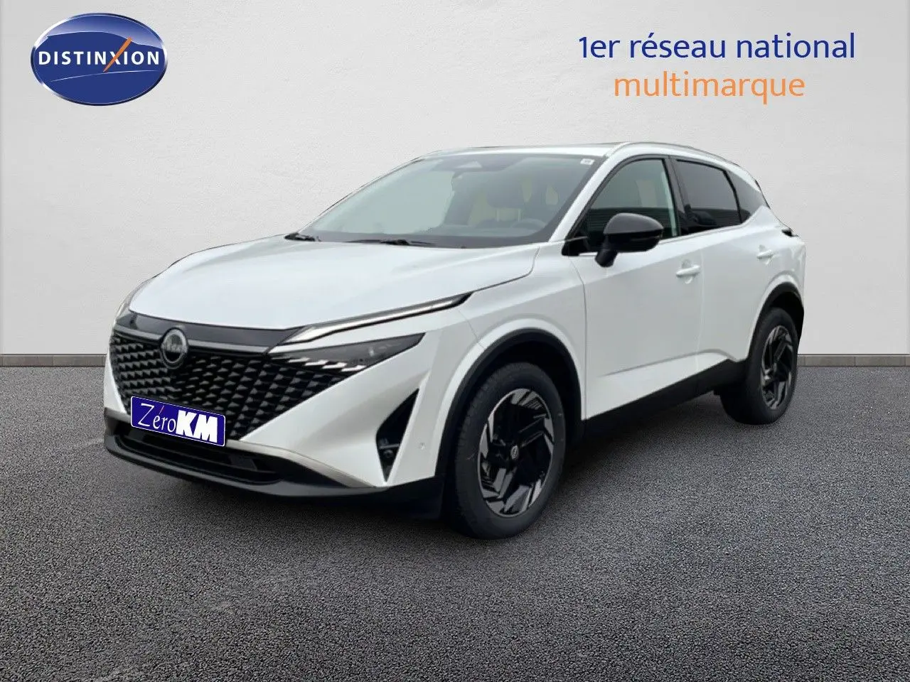 Nissan Qashqai blanc nacré métal en 3/4 avant droit, avec calandre noire et jantes noires distinctives.