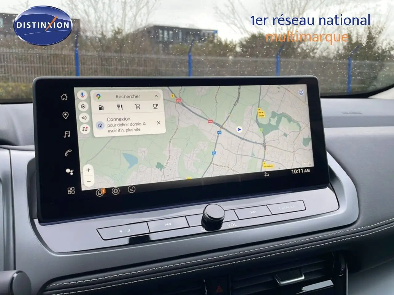 Écran tactile central affichant une carte de navigation dans l’habitacle du Nissan Qashqai blanc nacré 2025.