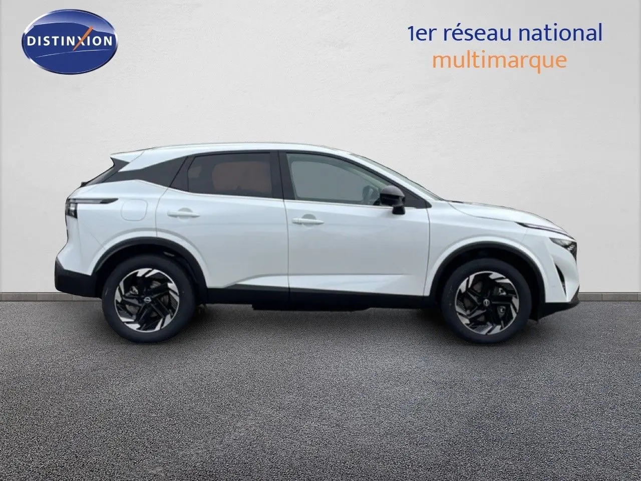 Vue de profil côté gauche du Nissan Qashqai blanc nacré métal avec jantes noires et détails noirs contrastants.