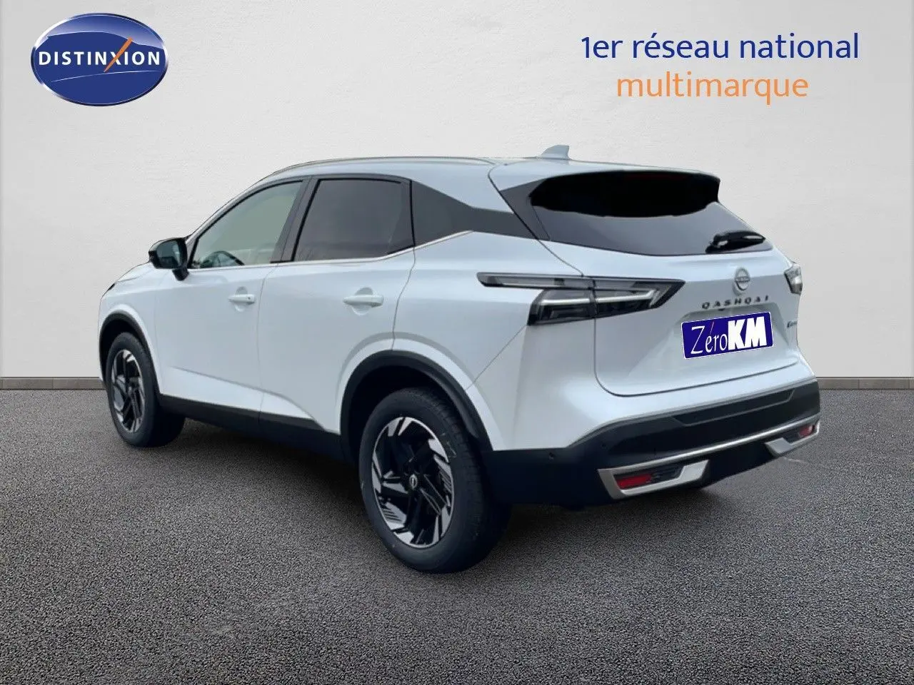 Vue 3/4 arrière droite du Nissan Qashqai blanc nacré métal avec jantes noires et toit noir contrasté.
