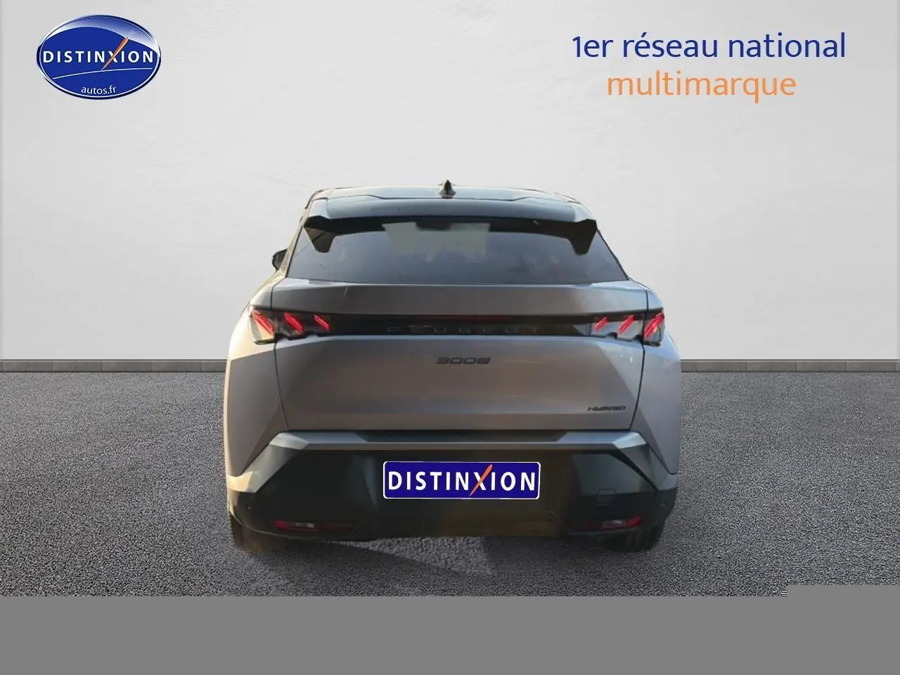 Vue arrière d’un Peugeot 3008 gris 1.2 hybrid 145 GT avec feux LED caractéristiques et lunette arrière surteintée.