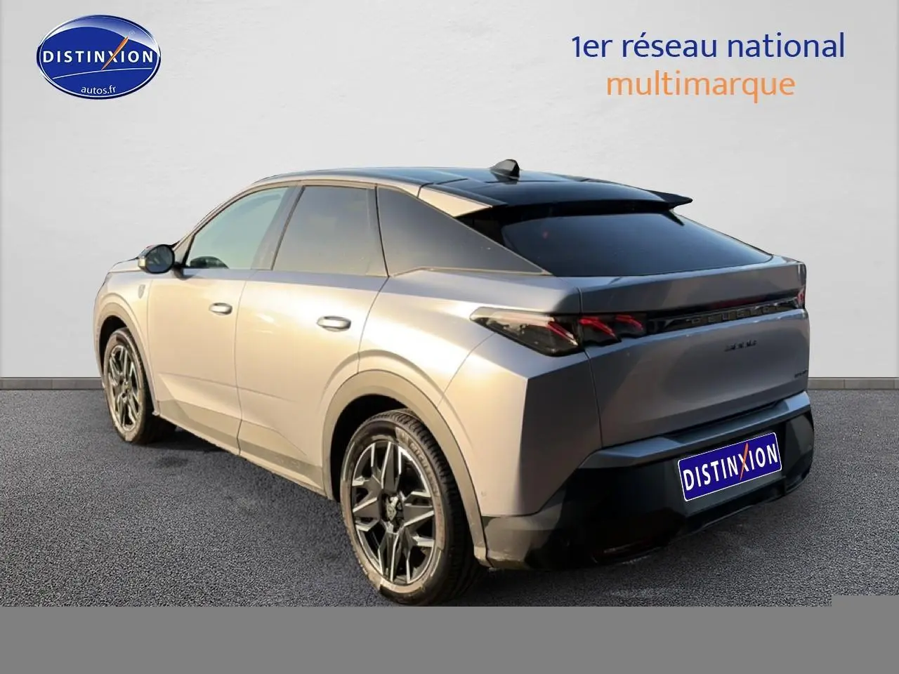 Vue 3/4 arrière droite du Peugeot 3008 gris 2025 avec jantes alliage et feux arrière LED distinctifs.