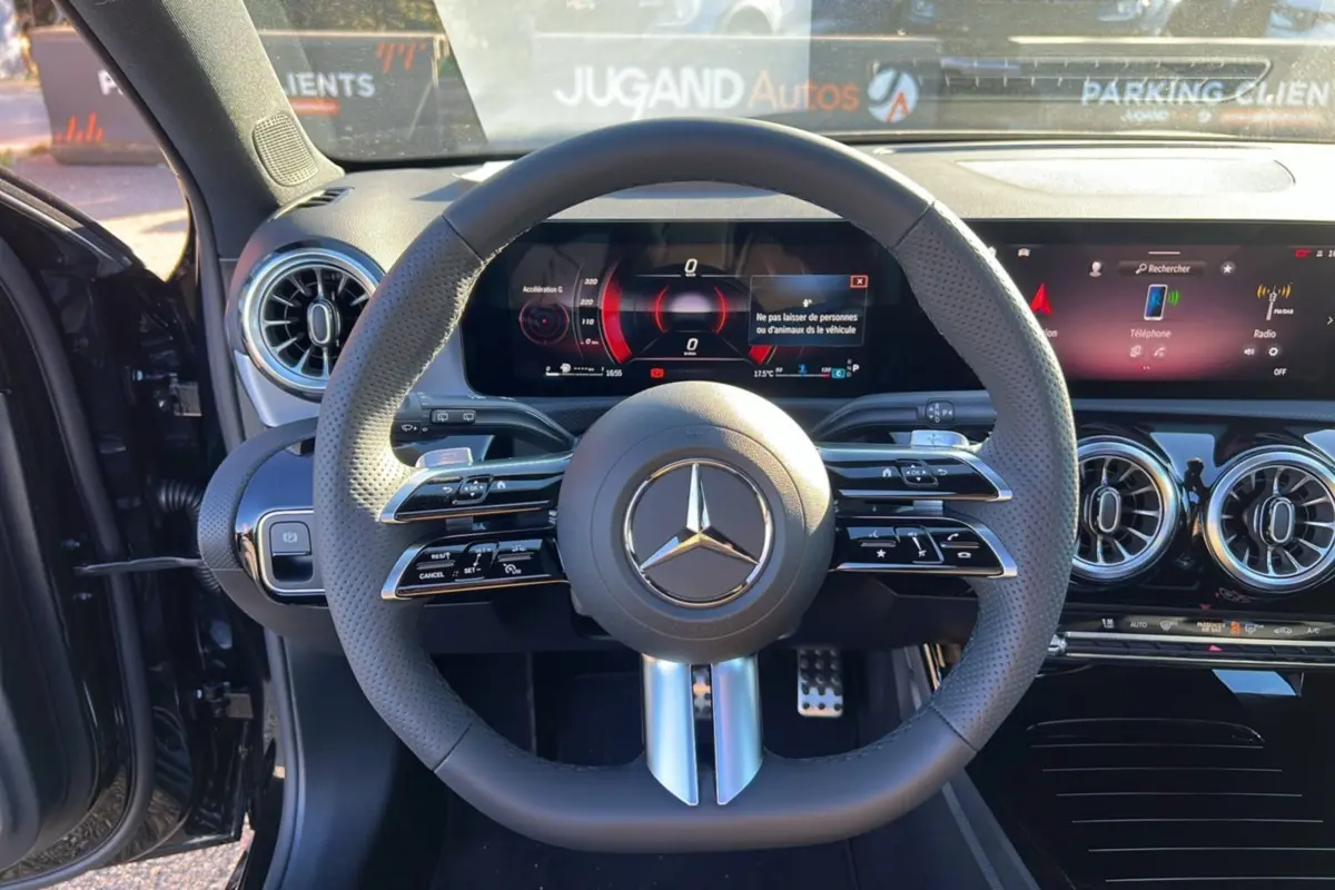 Vue intérieure centrée sur le volant cuir multifonctions de la Mercedes Classe A 200D BVA Exclusive Design noir cosmos.