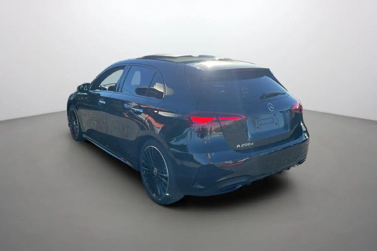 Vue 3/4 arrière d'une Mercedes Classe A 200d Exclusive Design noire cosmos avec jantes alu 19 pouces et vitres surteintées.