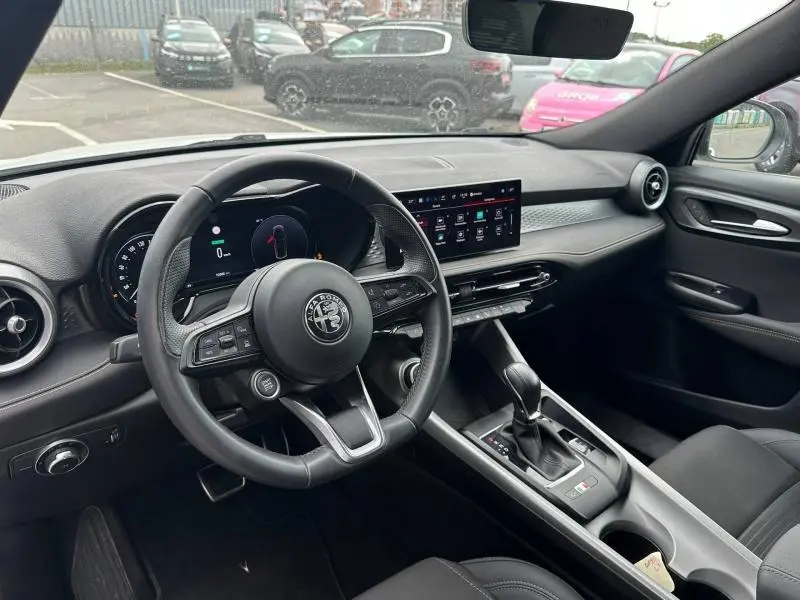 Intérieur de l'Alfa Romeo Tonale 1.5 Hybrid 130ch Sprint vu côté conducteur, volant cuir sport et écran tactile central.