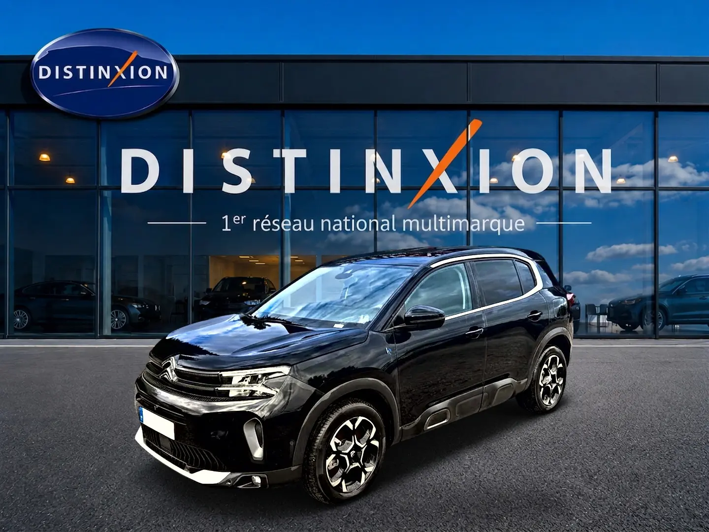 Citroën C5 Aircross noir en 3/4 avant droit, avec jantes alu distinctives et protections latérales grises.