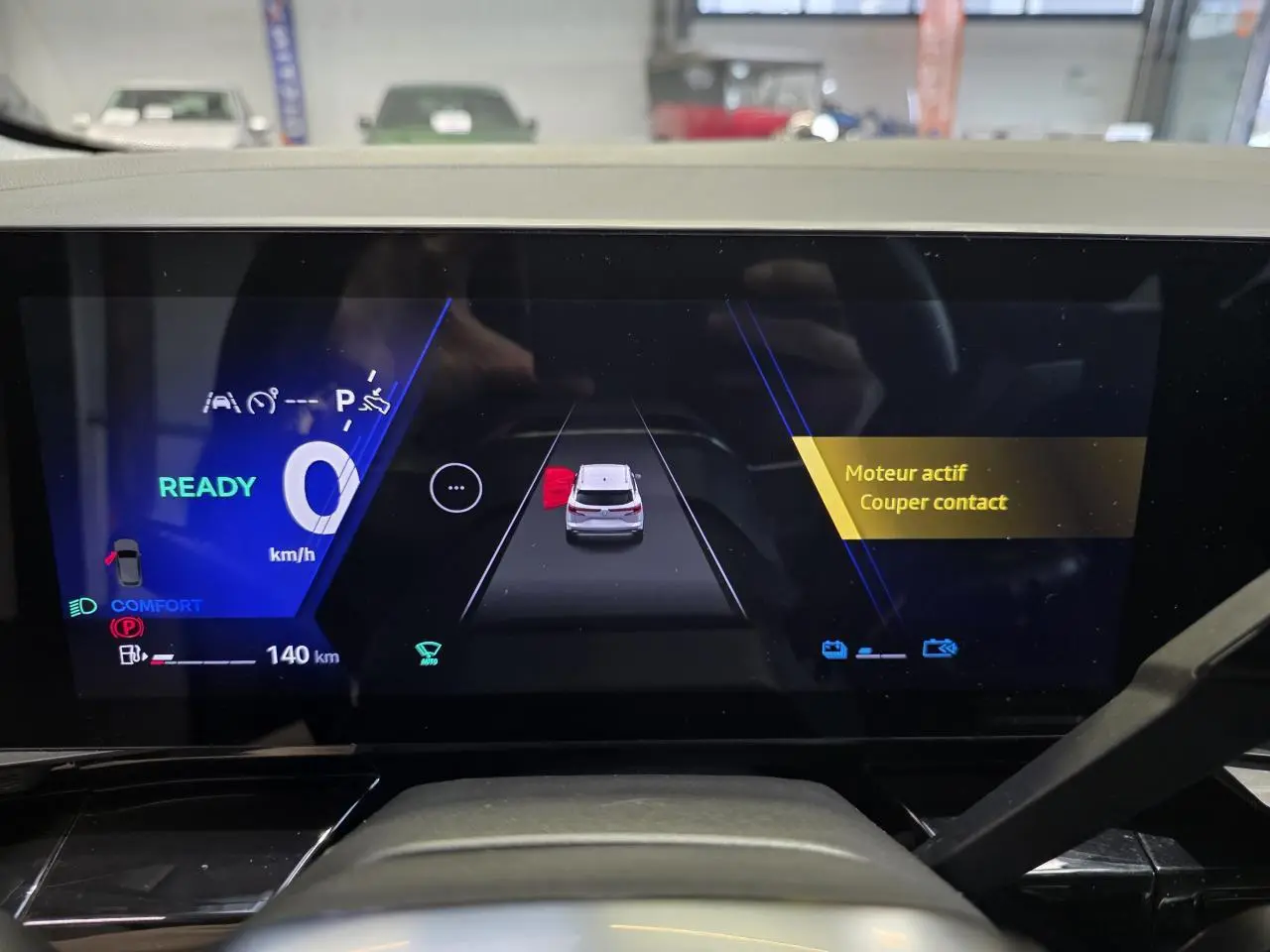 Vue du tableau de bord numérique du Renault Austral 2024, affichant l'état moteur et la porte arrière gauche ouverte.