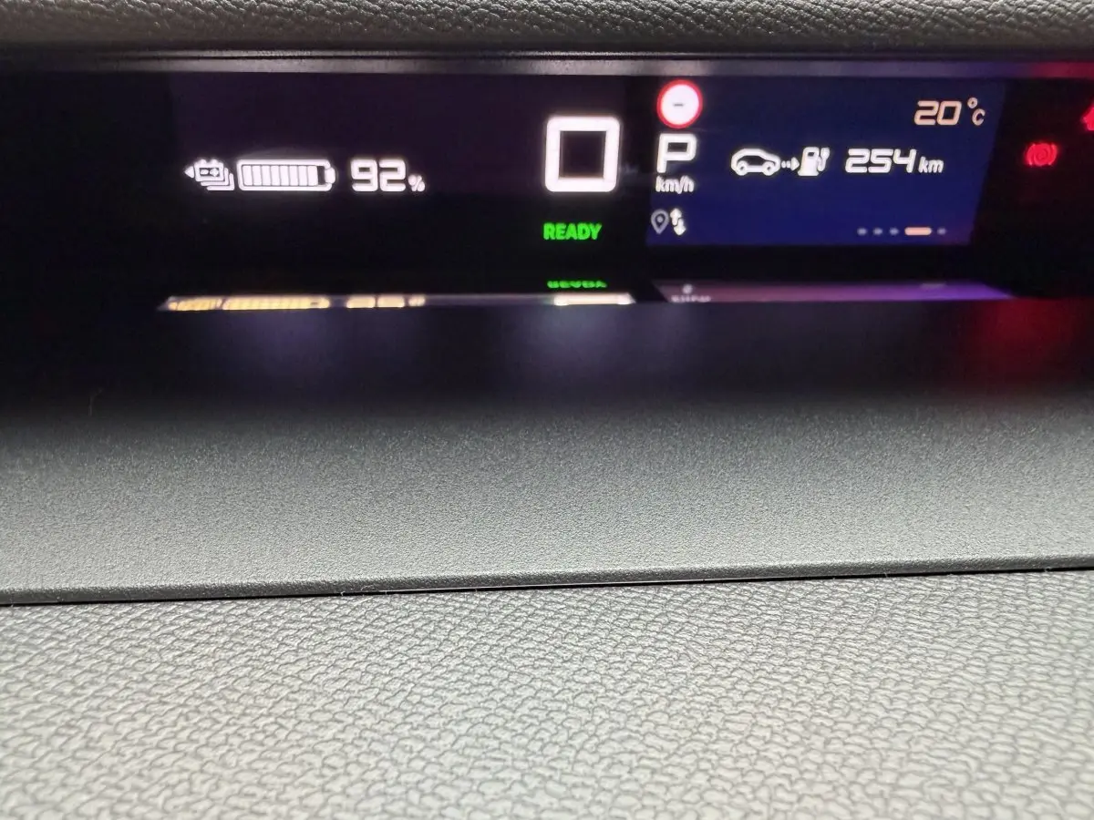 Affichage numérique du combiné instruments de la Citroën C3 Aircross électrique, indiquant 92% batterie et autonomie 254 km.