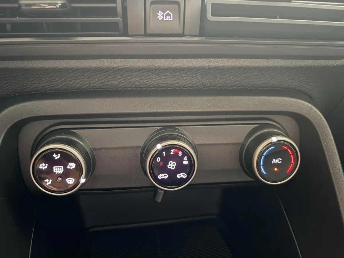 Gros plan sur les commandes de climatisation du tableau de bord du Citroën C3 Aircross électrique gris foncé 2025.