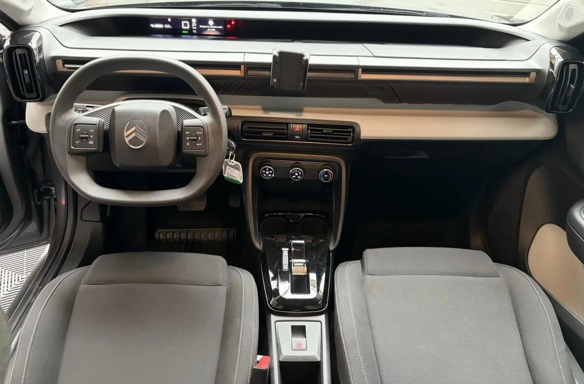 Vue intérieure frontale du tableau de bord et volant gris foncé du Citroën C3 Aircross électrique 2025.