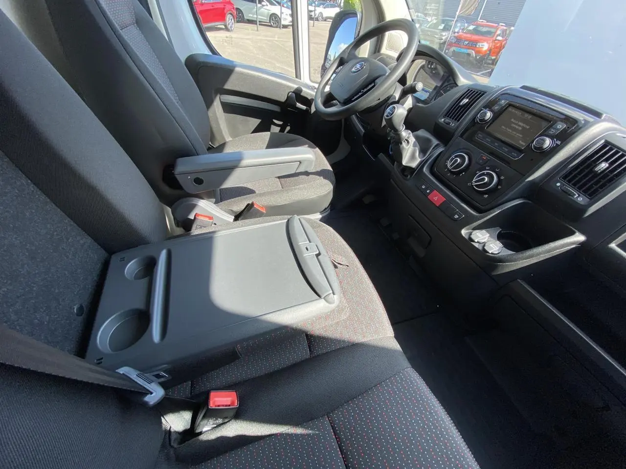 Intérieur avant de l'Opel Movano Fourgon blanc 2023, vue côté conducteur montrant sièges et tableau de bord.