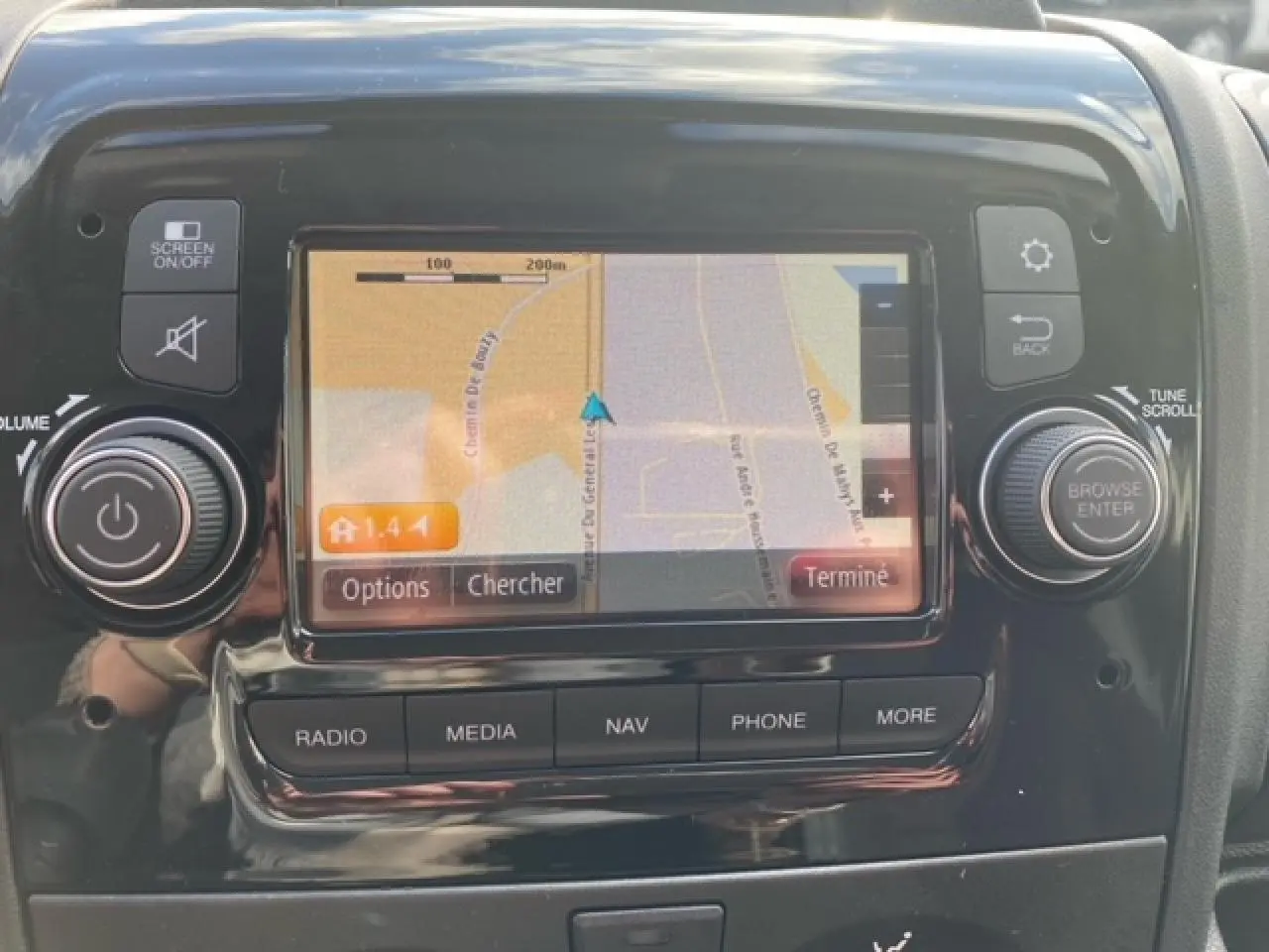 Écran de navigation GPS intégré au tableau de bord de l'Opel Movano Fourgon blanc, vue rapprochée centrale.