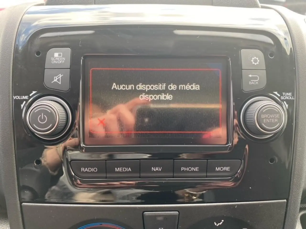 Écran central du système multimédia de l'Opel Movano Fourgon 2023, affichant "Aucun dispositif de média disponible".