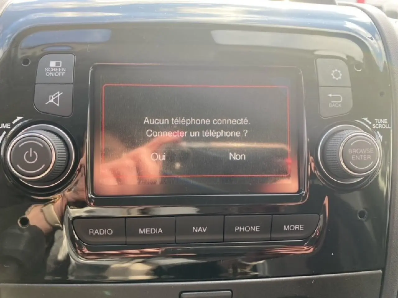 Écran central tactile du tableau de bord de l'Opel Movano Fourgon 2023 affichant la connexion Bluetooth pour téléphone.